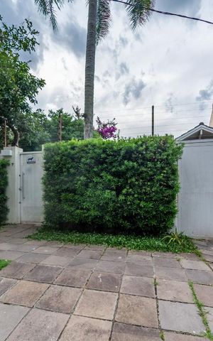 Casa à venda com 270m², 2 quartos e 4 vagas Casa à venda com 270m², 2 quartos e 4 vagasFachada