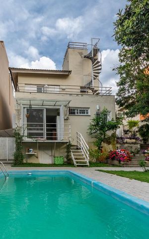 Casa à venda com 270m², 2 quartos e 4 vagas Casa à venda com 270m², 2 quartos e 4 vagasPiscina