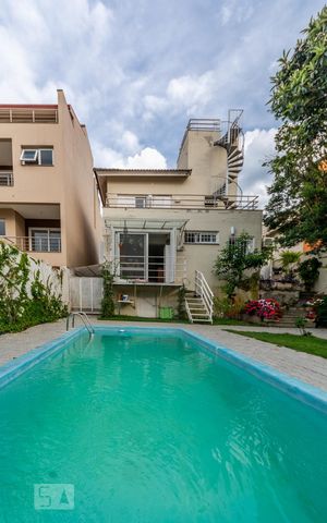 Casa à venda com 270m², 2 quartos e 4 vagas Casa à venda com 270m², 2 quartos e 4 vagasPiscina