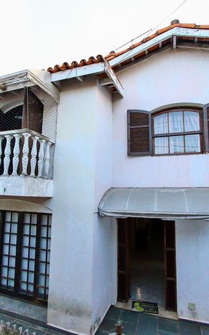 Casa para alugar com 248m², 6 quartos e 6 vagas Casa para alugar com 248m², 6 quartos e 6 vagasFachada