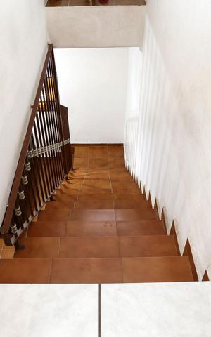 Casa à venda com 160m², 3 quartos e 2 vagasEscada