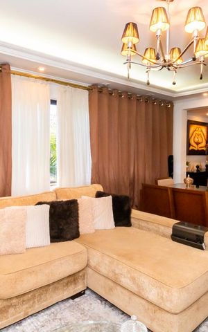 Casa à venda com 320m², 3 quartos e 8 vagas Casa à venda com 320m², 3 quartos e 8 vagasSala