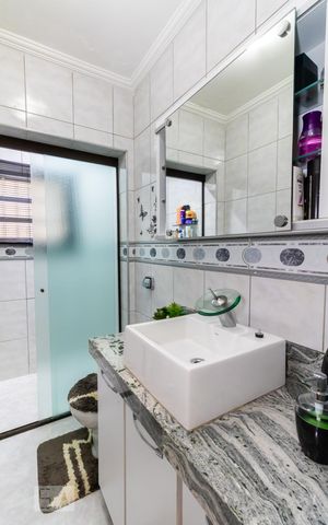 Casa à venda com 320m², 3 quartos e 8 vagas Casa à venda com 320m², 3 quartos e 8 vagasBanheiro