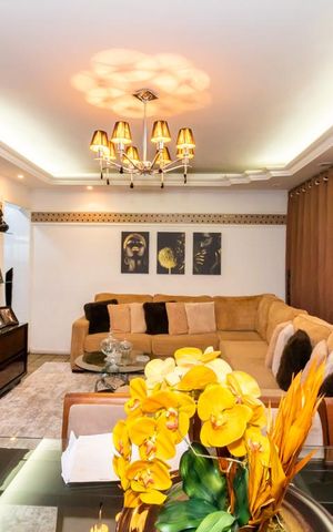 Casa à venda com 320m², 3 quartos e 8 vagas Casa à venda com 320m², 3 quartos e 8 vagasSala