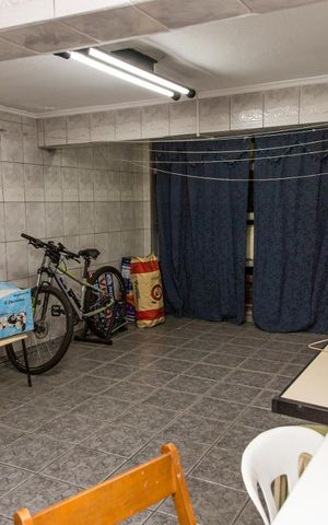 Casa à venda com 160m², 5 quartos e 3 vagas Casa à venda com 160m², 5 quartos e 3 vagasSalão