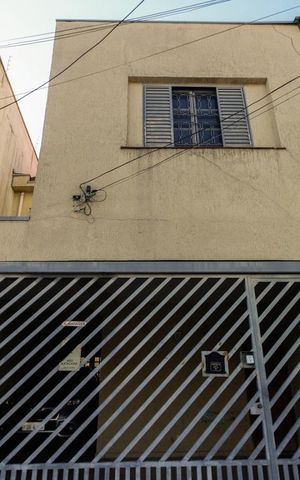 Casa à venda com 150m², 3 quartos e 2 vagas Casa à venda com 150m², 3 quartos e 2 vagasFachada