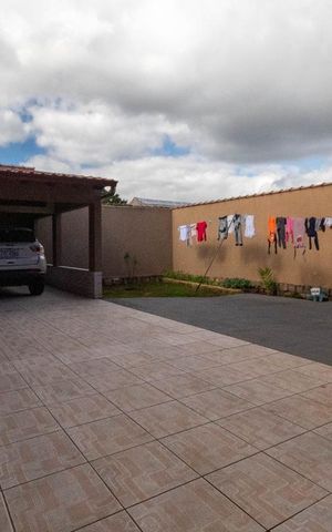 Casa à venda com 270m², 4 quartos e 6 vagas Casa à venda com 270m², 4 quartos e 6 vagasPátio