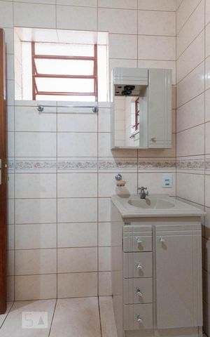 Casa à venda com 270m², 4 quartos e 6 vagas Casa à venda com 270m², 4 quartos e 6 vagasBanheiro 1