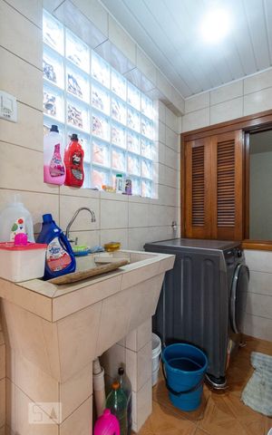 Casa à venda com 270m², 4 quartos e 6 vagas Casa à venda com 270m², 4 quartos e 6 vagasÁrea de Serviço