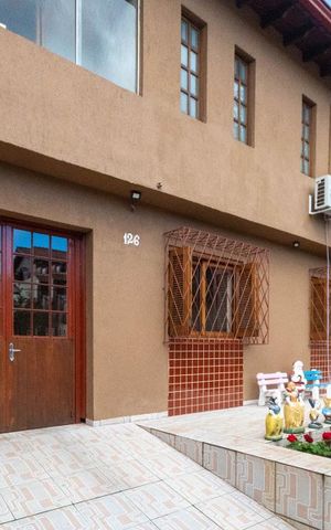 Casa à venda com 270m², 4 quartos e 6 vagas Casa à venda com 270m², 4 quartos e 6 vagasFachada