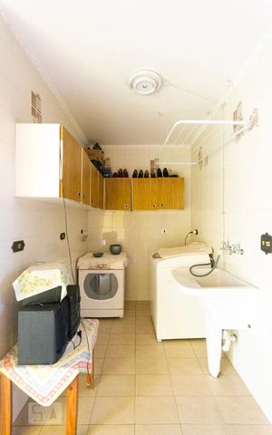 Casa à venda com 230m², 3 quartos e 2 vagas Casa à venda com 230m², 3 quartos e 2 vagasÁrea de Serviço