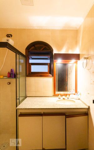 Casa à venda com 230m², 3 quartos e 2 vagas Casa à venda com 230m², 3 quartos e 2 vagasBanheiro Social