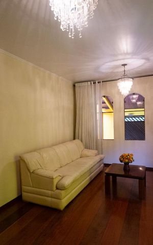 Casa à venda com 230m², 3 quartos e 2 vagas Casa à venda com 230m², 3 quartos e 2 vagasSala de Estar