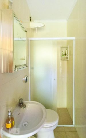 Casa à venda com 230m², 3 quartos e 2 vagas Casa à venda com 230m², 3 quartos e 2 vagasBanheiro de Serviço