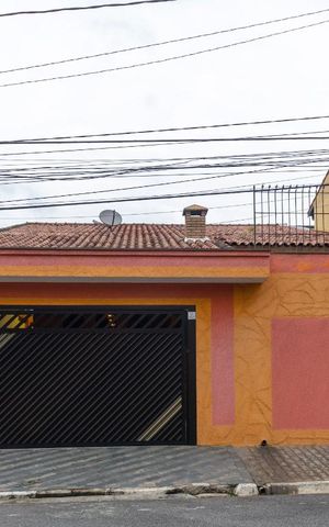 Casa à venda com 230m², 3 quartos e 2 vagas Casa à venda com 230m², 3 quartos e 2 vagasFachada