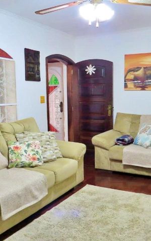 Casa à venda com 142m², 4 quartos e 2 vagas Casa à venda com 142m², 4 quartos e 2 vagasSala
