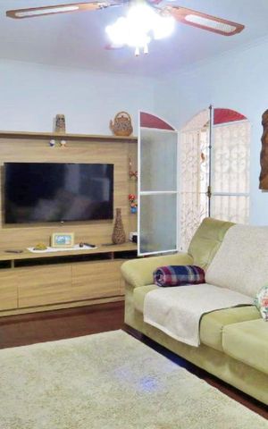 Casa à venda com 142m², 4 quartos e 2 vagas Casa à venda com 142m², 4 quartos e 2 vagasSala