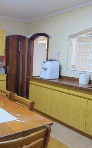 Casa à venda com 142m², 4 quartos e 2 vagas Casa à venda com 142m², 4 quartos e 2 vagasCozinha - Armários