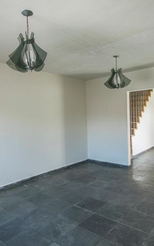 Casa à venda com 200m², 2 quartos e 2 vagas Casa à venda com 200m², 2 quartos e 2 vagasSala de Estar