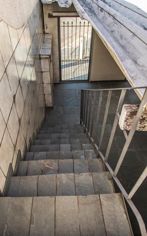 Casa à venda com 200m², 2 quartos e 2 vagas Casa à venda com 200m², 2 quartos e 2 vagasEscadas Garagem