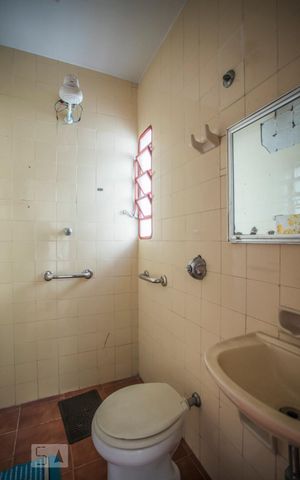 Casa à venda com 200m², 2 quartos e 2 vagas Casa à venda com 200m², 2 quartos e 2 vagasBanheiro de Serviço