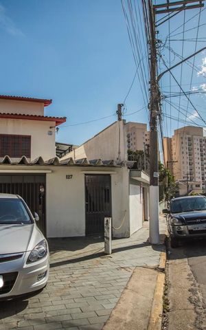 Casa à venda com 200m², 2 quartos e 2 vagas Casa à venda com 200m², 2 quartos e 2 vagasFachada