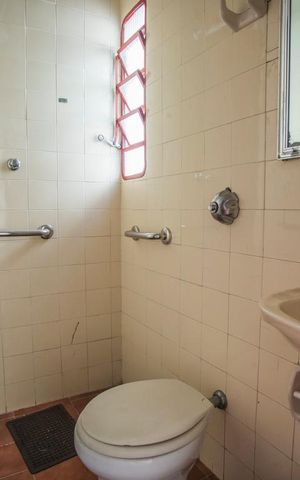 Casa à venda com 200m², 2 quartos e 2 vagas Casa à venda com 200m², 2 quartos e 2 vagasBanheiro de Serviço