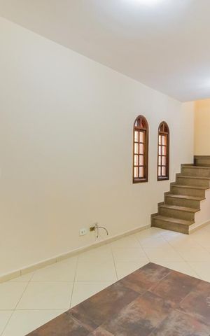 Casa à venda com 130m², 3 quartos e 2 vagas Casa à venda com 130m², 3 quartos e 2 vagasSala