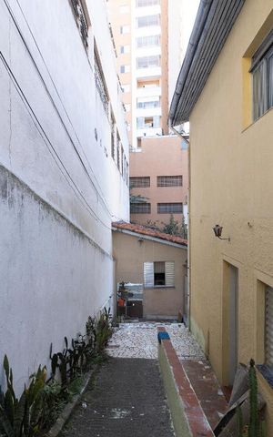 Casa à venda com 220m², 2 quartos e 2 vagas Casa à venda com 220m², 2 quartos e 2 vagasQuintal