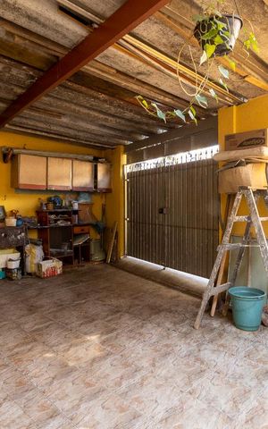 Casa à venda com 220m², 2 quartos e 2 vagas Casa à venda com 220m², 2 quartos e 2 vagasGaragem