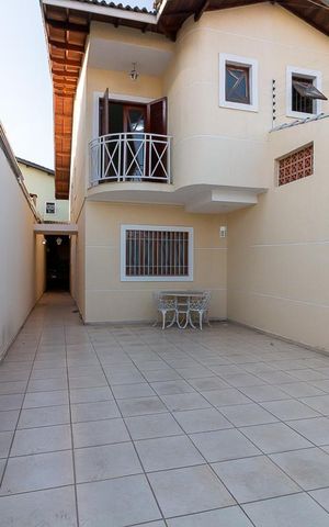 Casa à venda com 135m², 3 quartos e 4 vagasGaragem e quintal