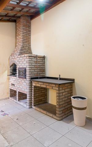 Casa à venda com 135m², 3 quartos e 4 vagasÁrea de serviço e churrasqueira