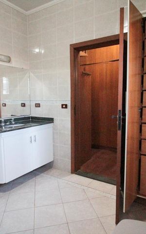 Casa à venda com 280m², 4 quartos e 2 vagasBanheiro