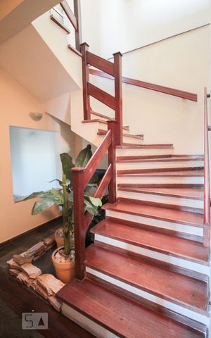 Casa à venda com 280m², 4 quartos e 2 vagasEscada