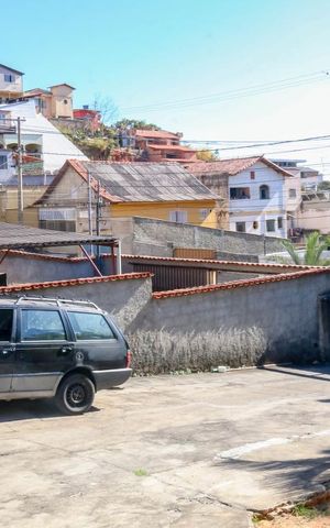 Casa à venda com 140m², 3 quartos e 15 vagas Casa à venda com 140m², 3 quartos e 15 vagasGaragem