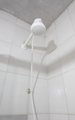 Casa de condomínio à venda com 78m², 3 quartos e 2 vagasChuveiro