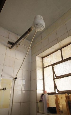 Casa de condomínio à venda com 78m², 3 quartos e 2 vagasChuveiro