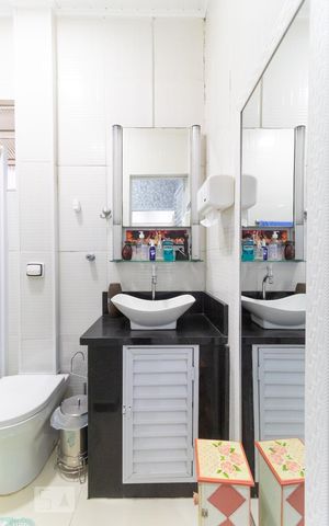 Casa à venda com 250m², 3 quartos e 3 vagas Casa à venda com 250m², 3 quartos e 3 vagasBanheiro 3