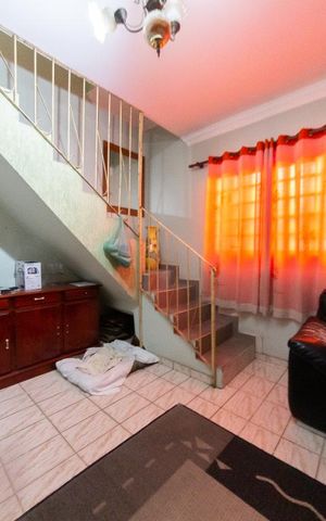Casa à venda com 180m², 3 quartos e 3 vagas Casa à venda com 180m², 3 quartos e 3 vagasSala
