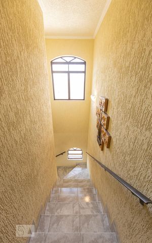 Casa para alugar com 211m², 3 quartos e 5 vagas Casa para alugar com 211m², 3 quartos e 5 vagasEscada