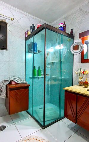 Casa à venda com 239m², 3 quartos e 3 vagas Casa à venda com 239m², 3 quartos e 3 vagasBanheiro da Suite 1