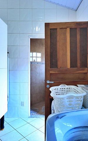 Casa para alugar com 296m², 5 quartos e 4 vagasÁrea de Serviço
