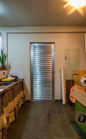 Casa à venda com 245m², 6 quartos e 3 vagasFundos