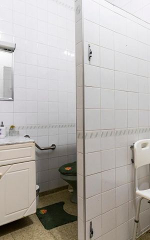 Casa à venda com 245m², 6 quartos e 3 vagasBanheiro 1