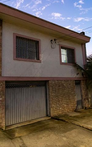Casa à venda com 245m², 6 quartos e 3 vagasFachada