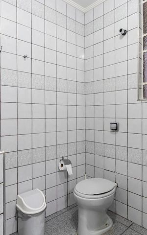 Casa à venda com 245m², 6 quartos e 3 vagasBanheiro 2