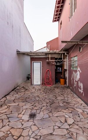 Casa à venda com 245m², 6 quartos e 3 vagasFundos