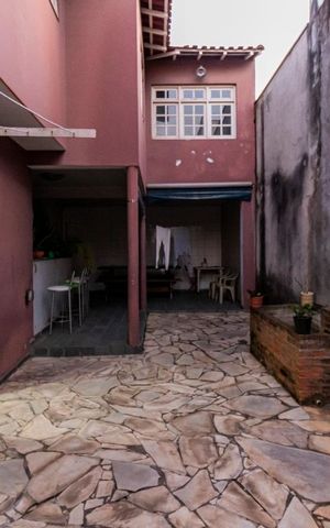 Casa à venda com 245m², 6 quartos e 3 vagasFundos
