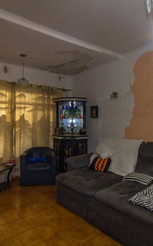 Casa à venda com 143m², 2 quartos e 2 vagas Casa à venda com 143m², 2 quartos e 2 vagasSala