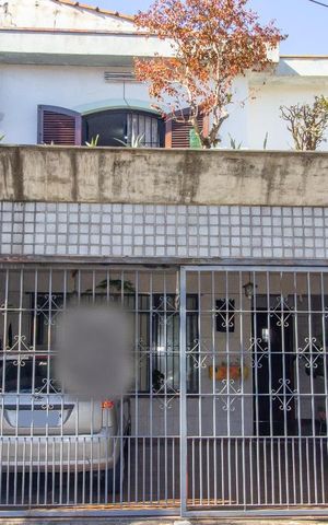 Casa à venda com 143m², 2 quartos e 2 vagas Casa à venda com 143m², 2 quartos e 2 vagasFachada